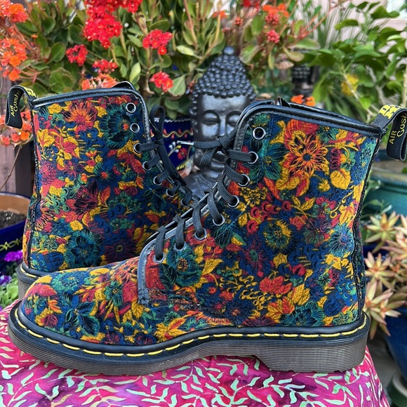 🏴󠁧󠁢󠁥󠁮󠁧󠁿 Super Rare England Vintage Velvet Floral Dr. Martens Boots UK 6 - Picture 3 of 16